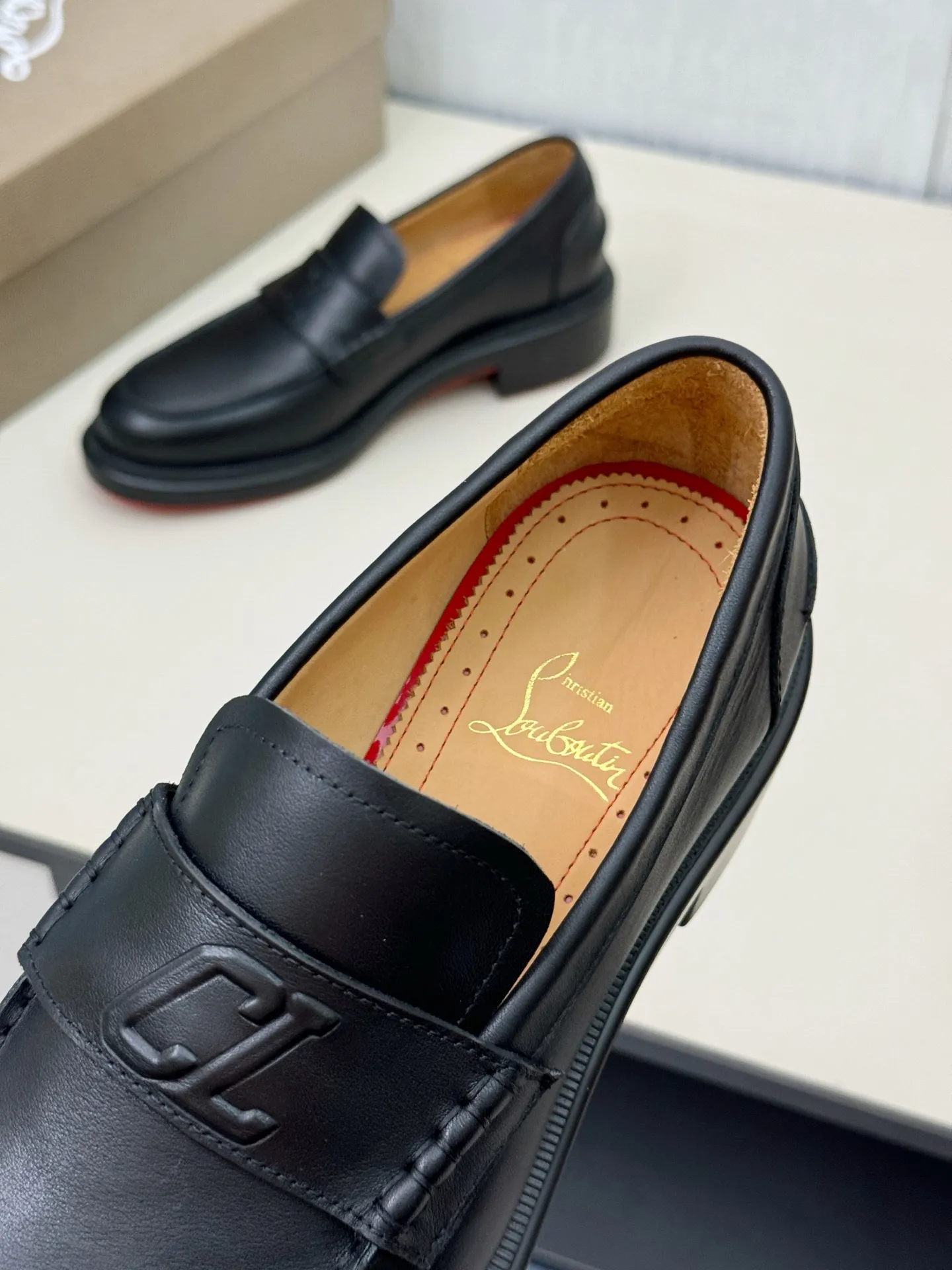 [CL～High-end men's red-soled shoes] Top P: 840💰. Size: 39-44 (38.45.46 can be customized) 🆑Top original order purchasing agent Imported open-edge bead fabric, the lining is made of water-dyed cowhide🉑️ Imported TPU rubber sole, wear-resistant and non-slip, full of European style.